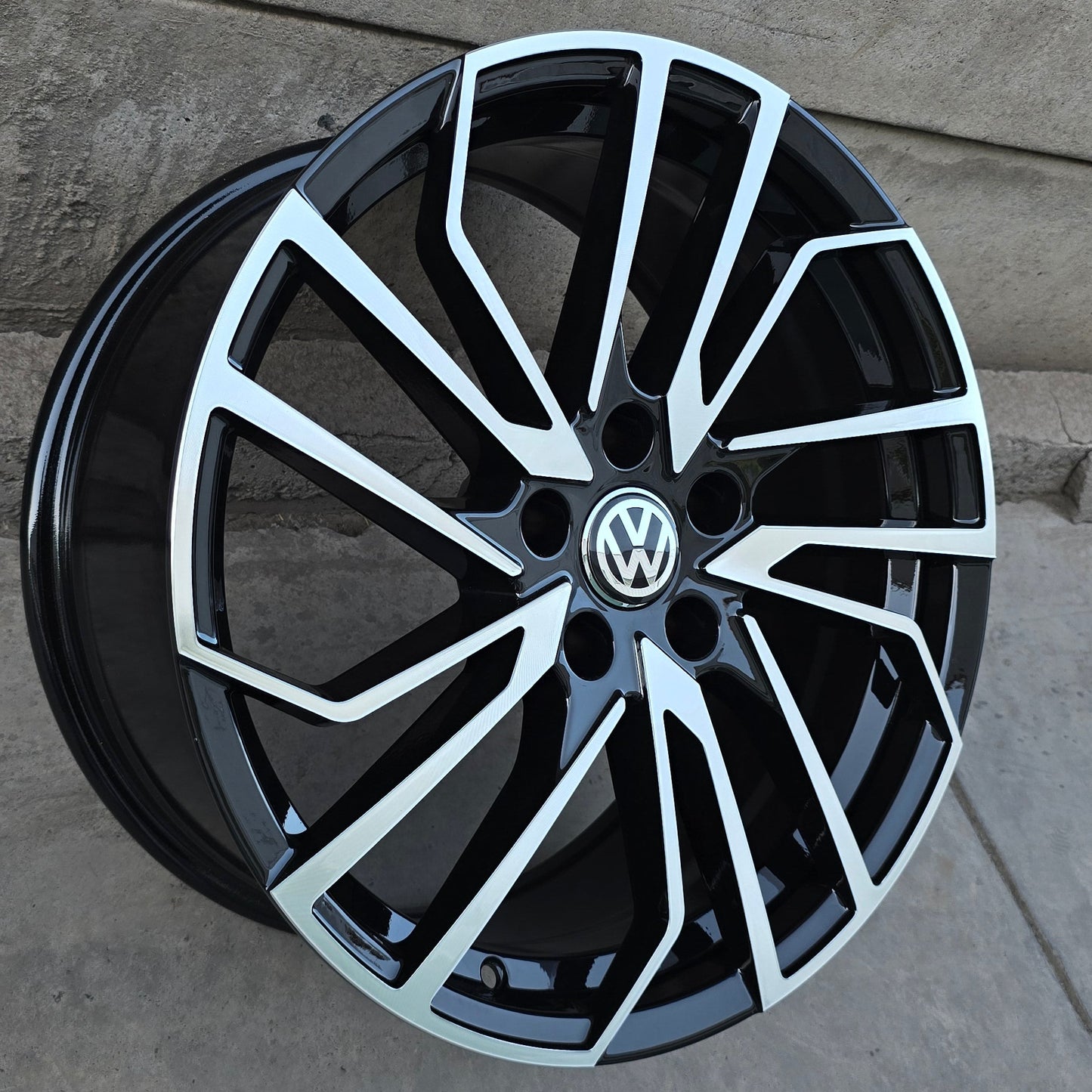 SET DE 4 LLANTAS VOLKSWAGEN *. Aro 19 - 5x112. Color Cromado Fondo Negro. (6135)