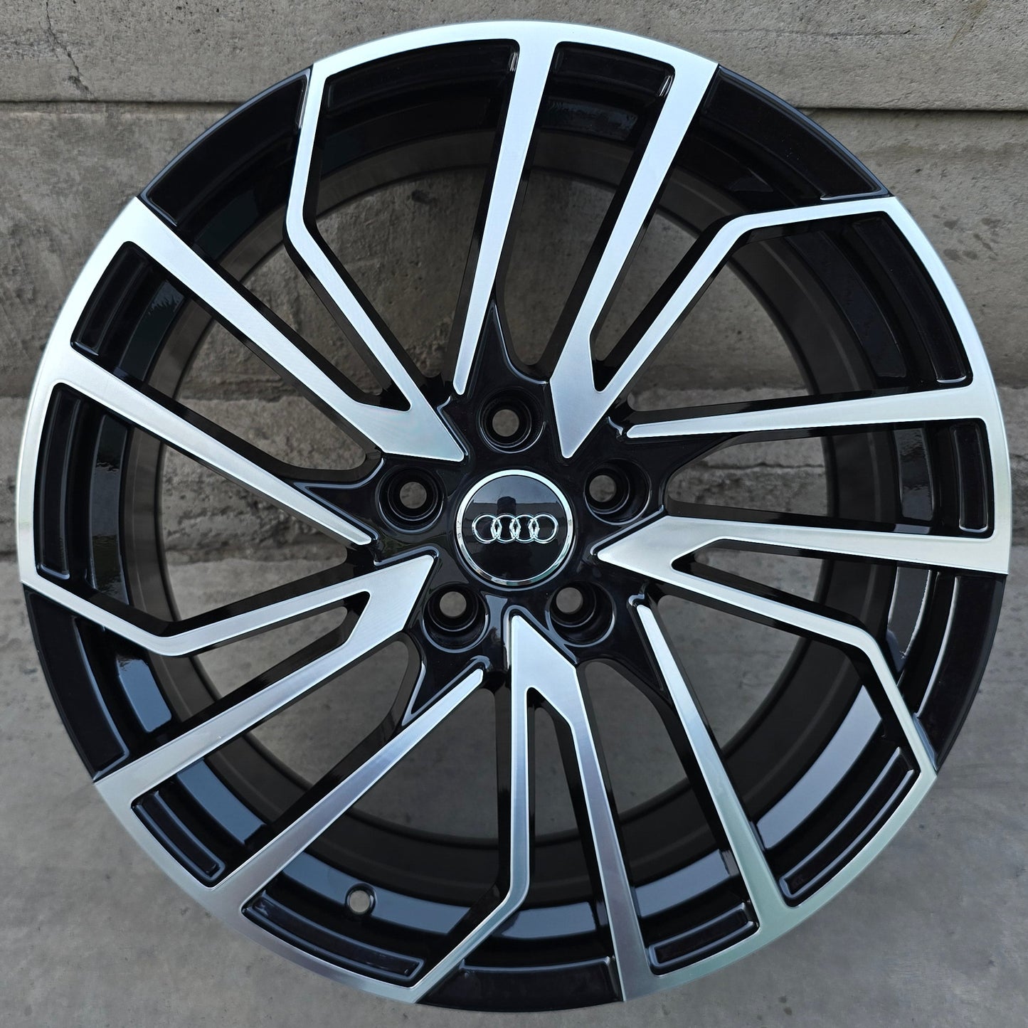 SET DE 4 LLANTAS AUDI *. Aro 18 - 5x112. Color Cromado Fondo Negro. (6135)
