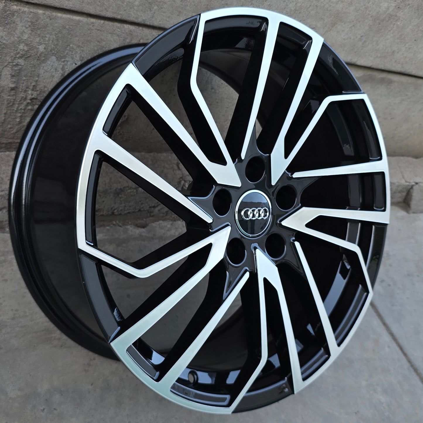 SET DE 4 LLANTAS AUDI *. Aro 18 - 5x112. Color Cromado Fondo Negro. (6135)