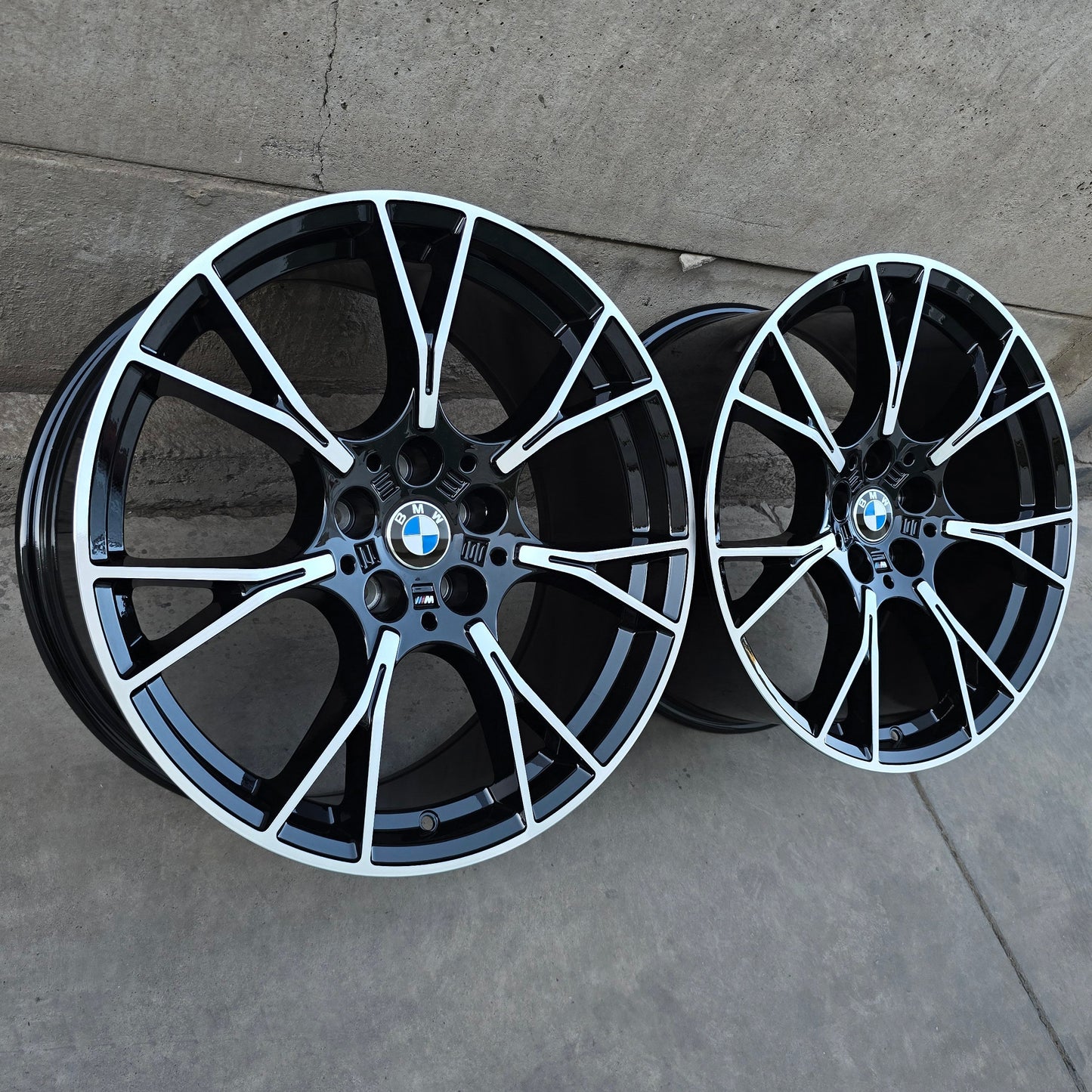 SET DE 4 LLANTAS BMW ASIMÉTRICAS *. COLOR Cromado Fondo Negro. Aro 19 - 5x112. (770)