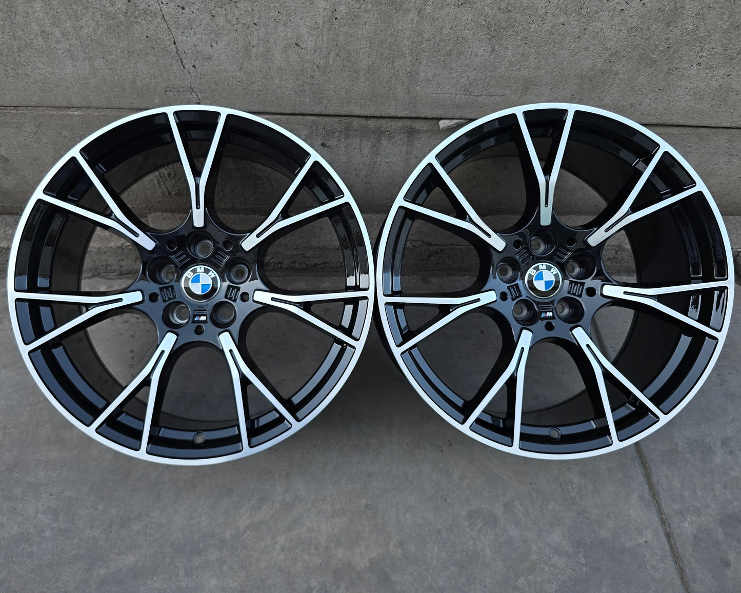 SET DE 4 LLANTAS BMW ASIMÉTRICAS *. COLOR Cromado Fondo Negro. Aro 19 - 5x112. (770)
