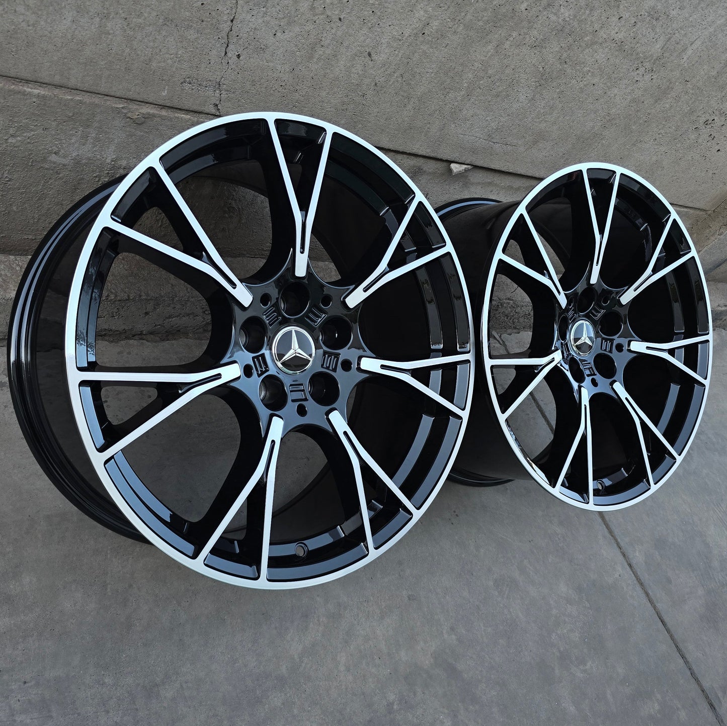 SET DE 4 LLANTAS MERCEDES ASIMÉTRICAS *. COLOR Cromado Fondo Negro. Aro 19 - 5x112. (770)