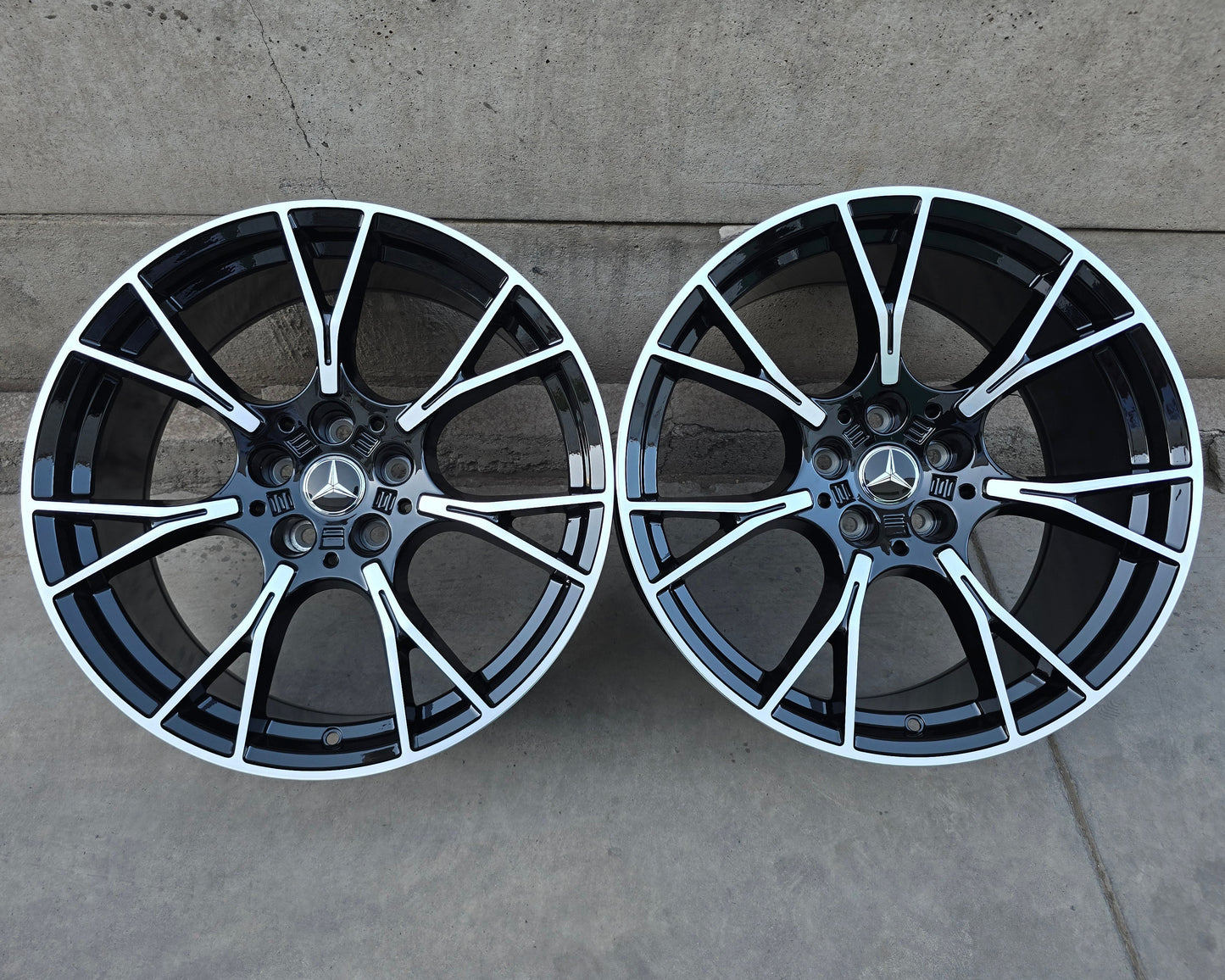 SET DE 4 LLANTAS MERCEDES ASIMÉTRICAS *. COLOR Cromado Fondo Negro. Aro 19 - 5x112. (770)