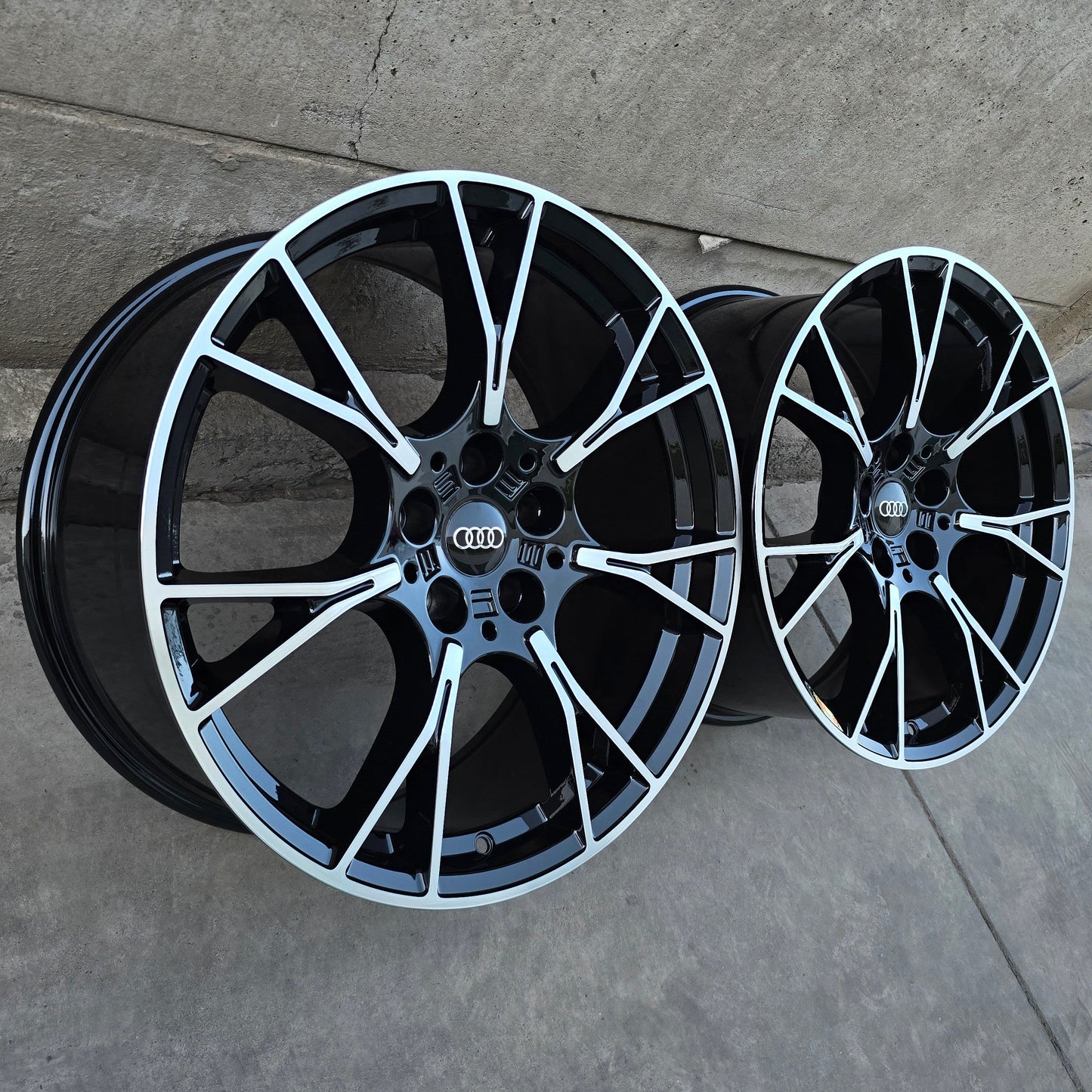 SET DE 4 LLANTAS AUDI ASIMÉTRICAS *. COLOR Cromado Fondo Negro. Aro 19 - 5x112. (770)
