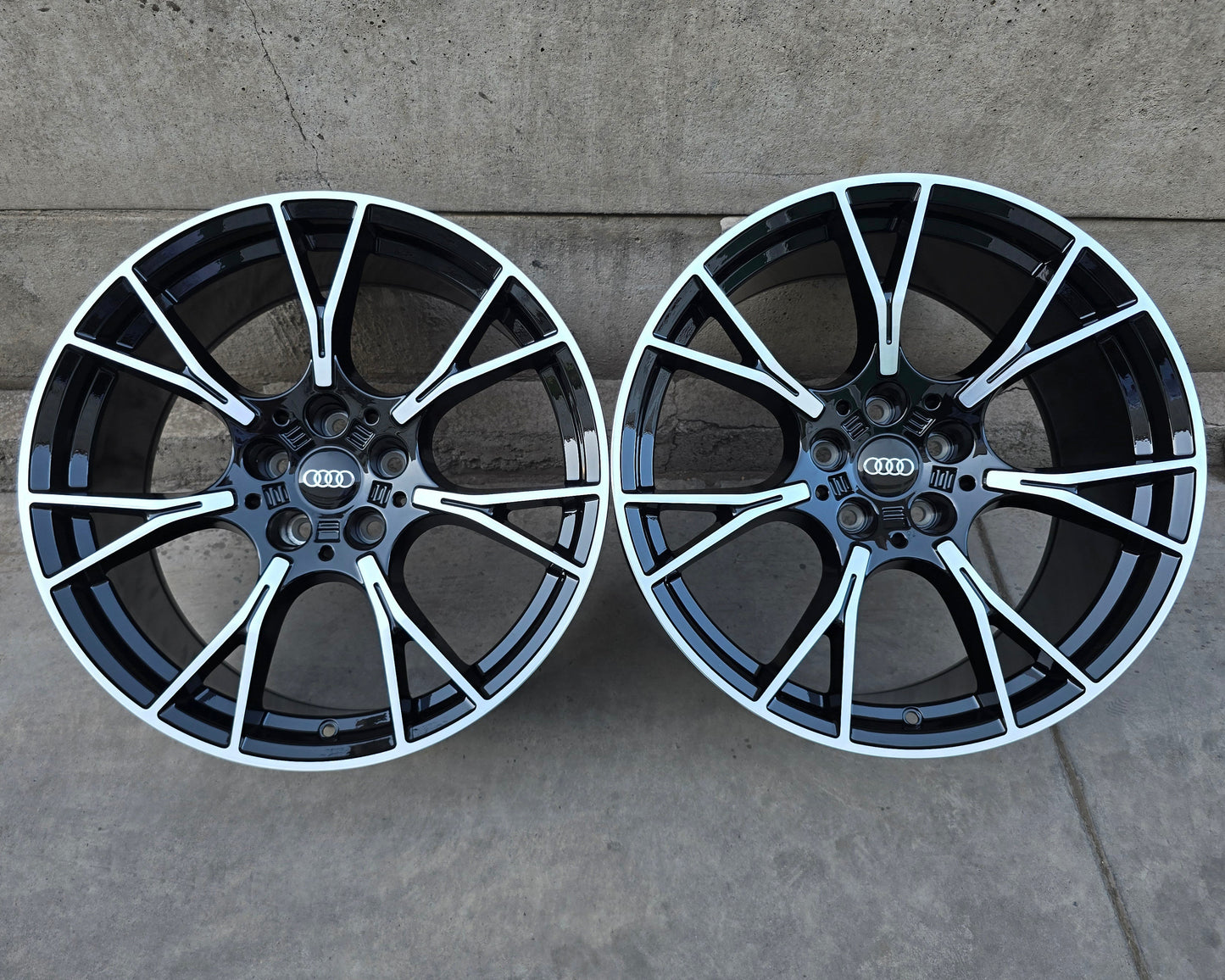 SET DE 4 LLANTAS AUDI ASIMÉTRICAS *. COLOR Cromado Fondo Negro. Aro 19 - 5x112. (770)