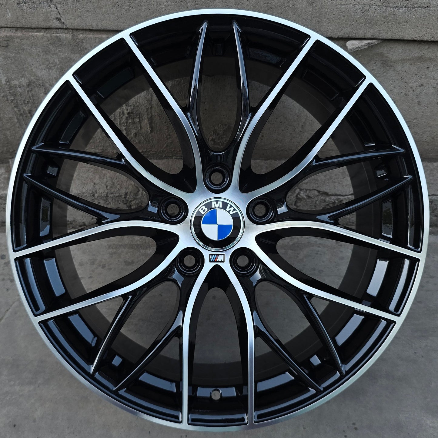 SET DE 4 LLANTAS BMW. Aro 18 - 5x120. Color Cromado Fondo Negro. (740)