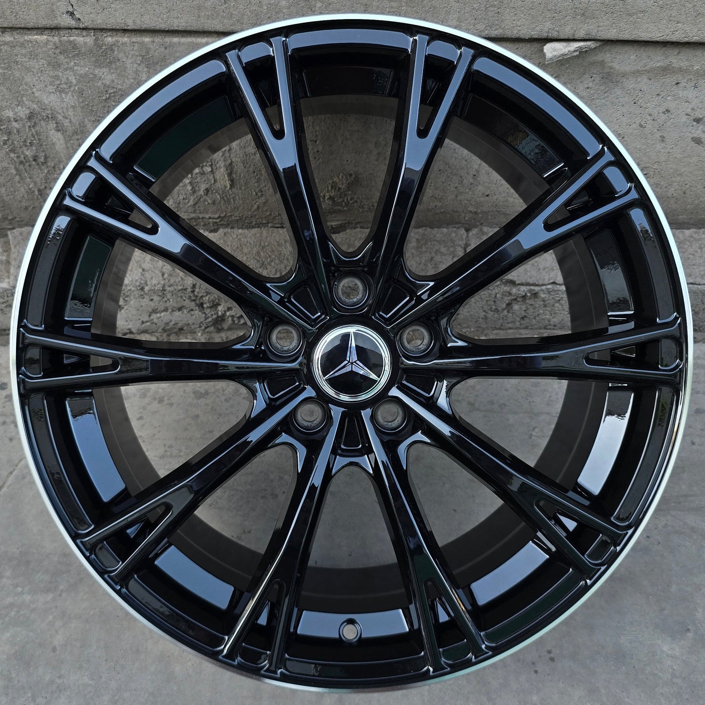 SET DE 4 LLANTAS MERCEDES *. Aro 19 - 5x112. Color Negro Linea Cromada. (6121)