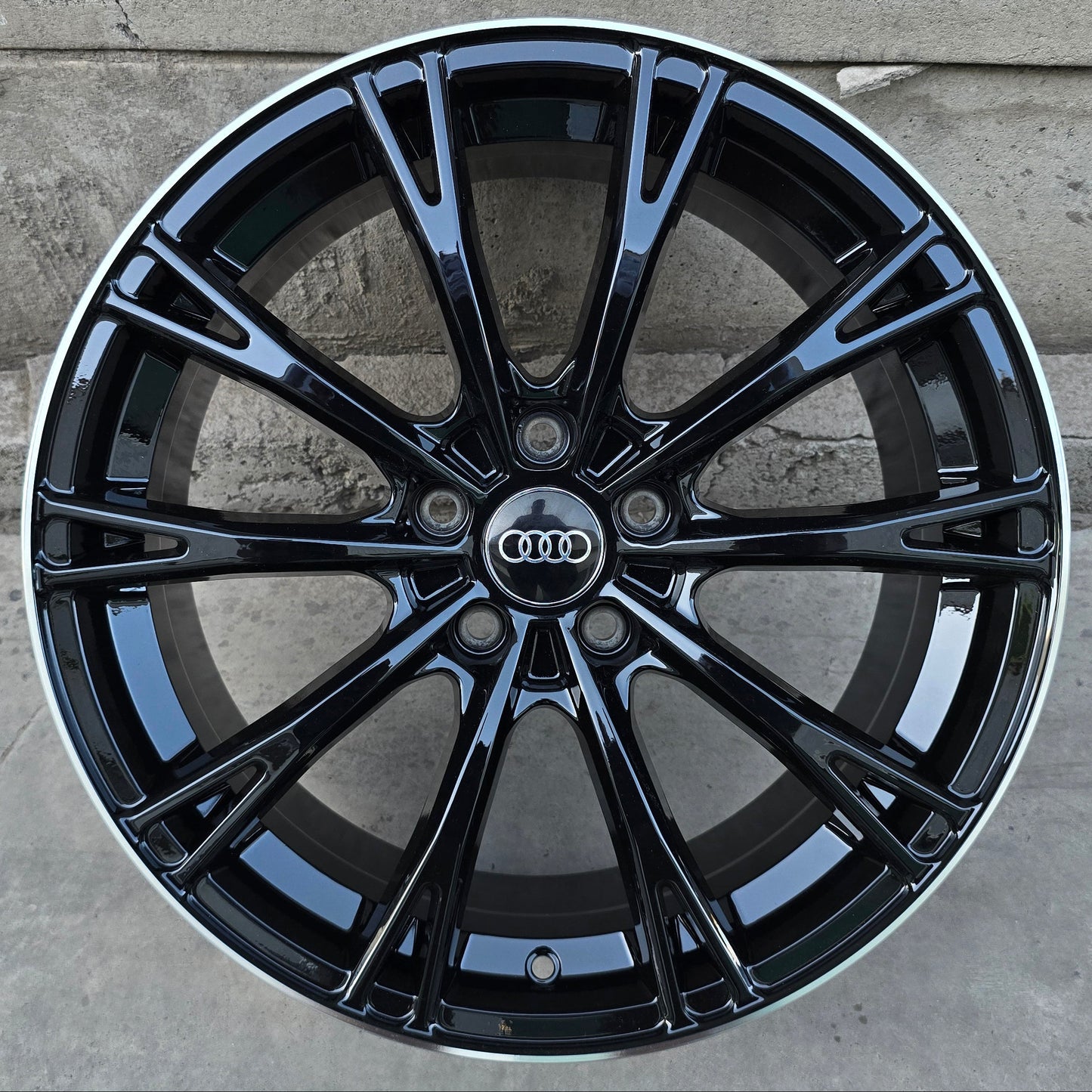 SET DE 4 LLANTAS AUDI *. Aro 18 - 5x112. Color Negro Linea Cromada. (6121)