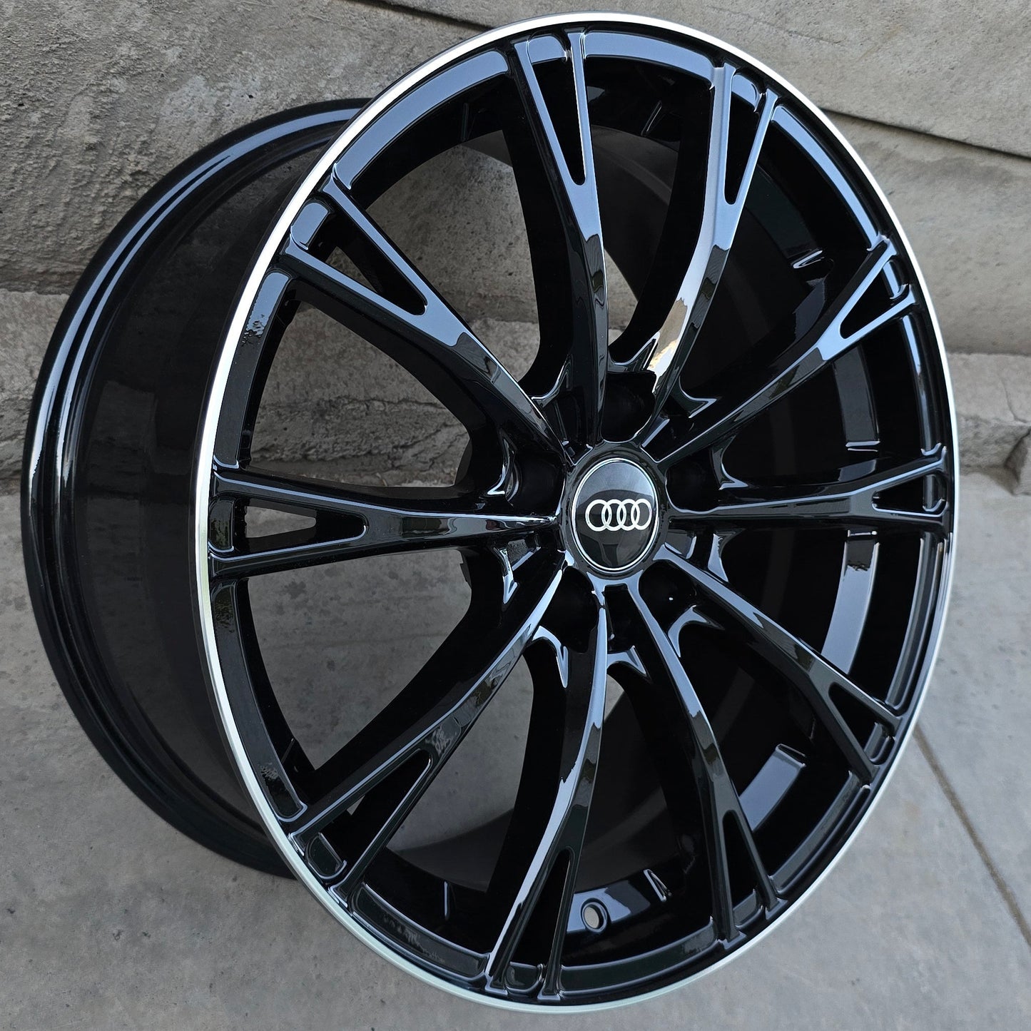 SET DE 4 LLANTAS AUDI *. Aro 18 - 5x112. Color Negro Linea Cromada. (6121)