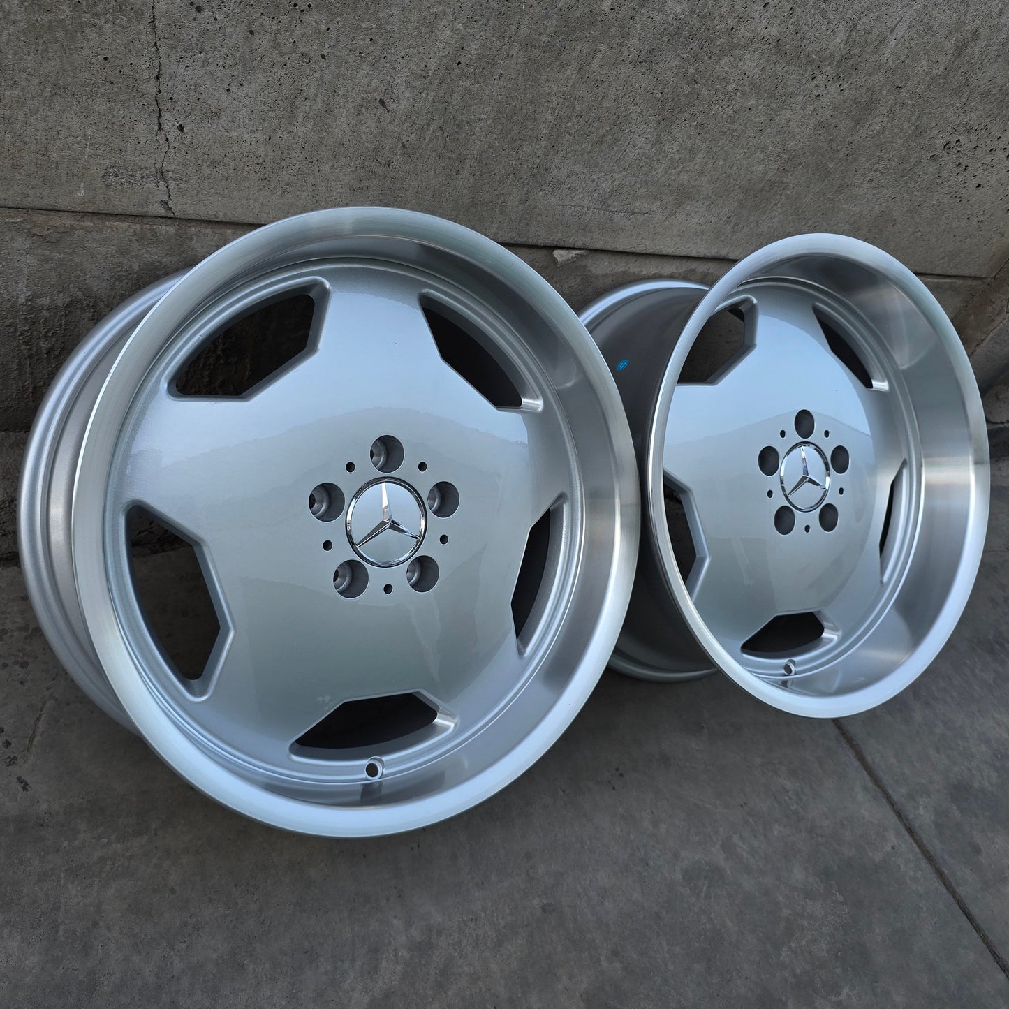 SET DE 4  LLANTAS MERCEDES ASIMÉTRICAS. Aro 18 - 5x112. Color Plateado Aro Cromado .(803).