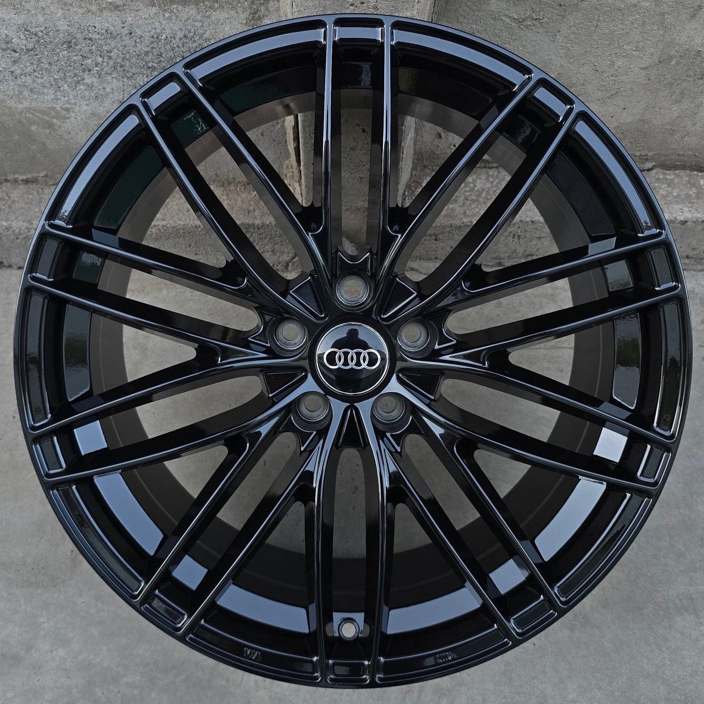 SET DE 4 LLANTAS AUDI *. Aro 19 - 5x112. Color Negro. (6140)
