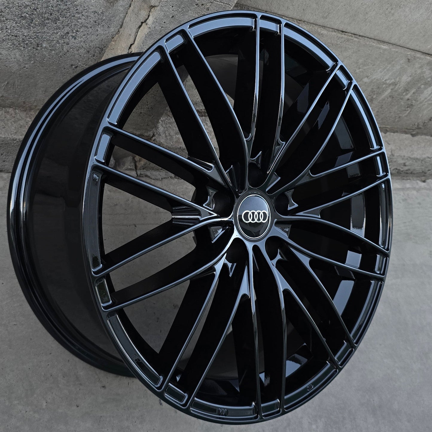 SET DE 4 LLANTAS AUDI *. Aro 19 - 5x112. Color Negro. (6140)