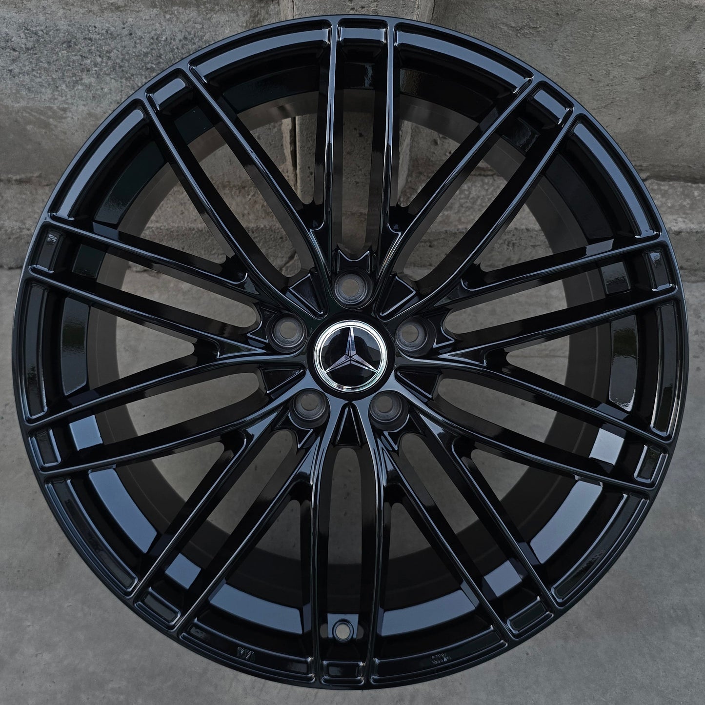 SET DE 4 LLANTAS MERCEDES *. Aro 19 - 5x112. Color Negro. (6140)