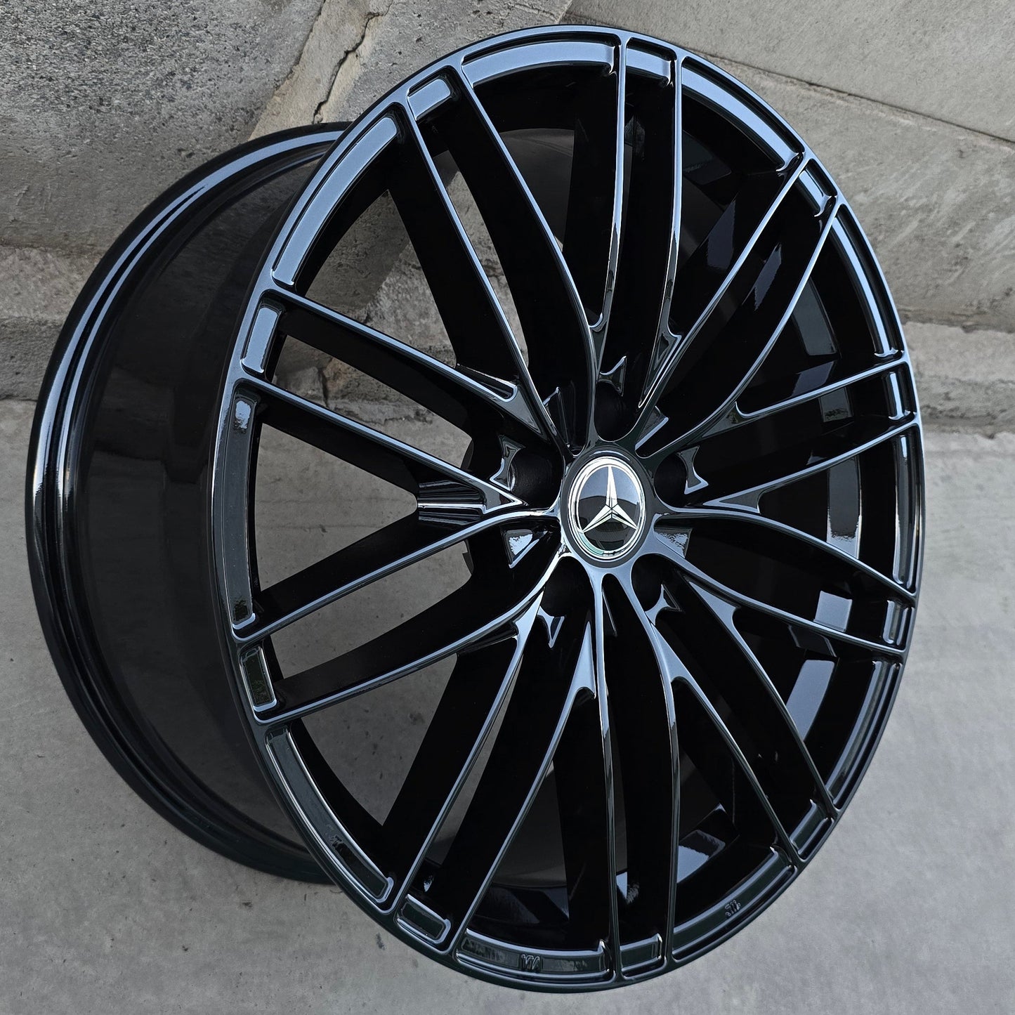 SET DE 4 LLANTAS MERCEDES *. Aro 19 - 5x112. Color Negro. (6140)