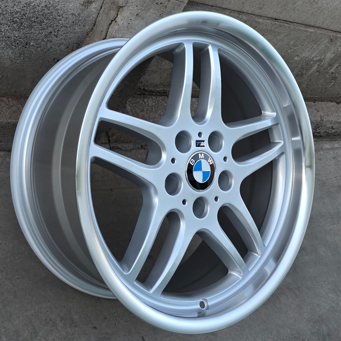 SET DE 4 LLANTAS BMW. Aro 18 - 5x120. Color Plateado Aro Cromado. (734)