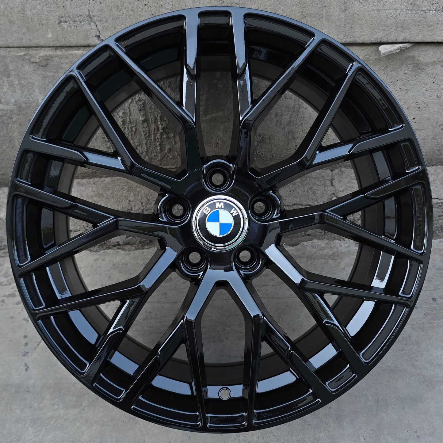SET DE 4 LLANTAS BMW *. Aro 18 - 5x112. Color Negro. (678)