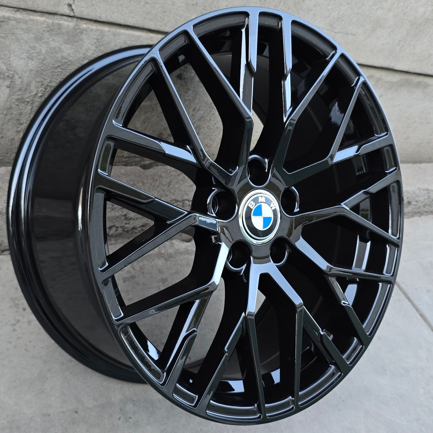SET DE 4 LLANTAS BMW *. Aro 18 - 5x112. Color Negro. (678)