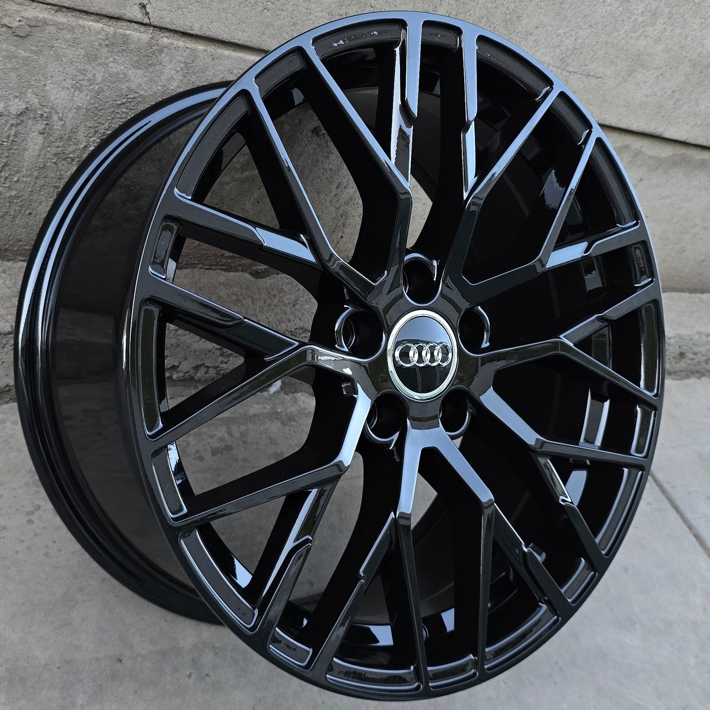 SET DE 4 LLANTAS AUDI *. Aro 18 - 5x112. Color Negro. (678)