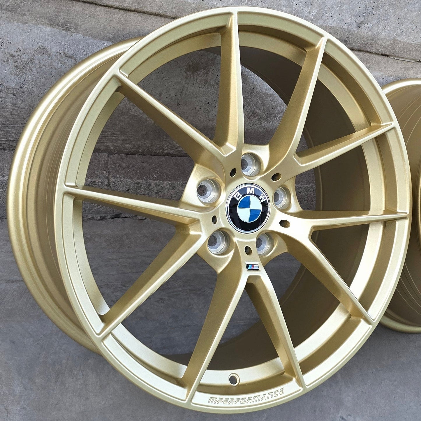 SET DE 4 LLANTAS BMW PERFORMANCE. COLOR Dorado. Aro 19 - 5x120. (764)