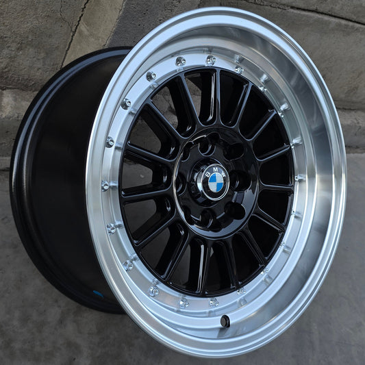 SET DE 4 LLANTAS BMW ALPINA. Aro 15 - 4x100, 4x114. Doble Apernadura. Color Negro Aro Cromado. (15n0668b)