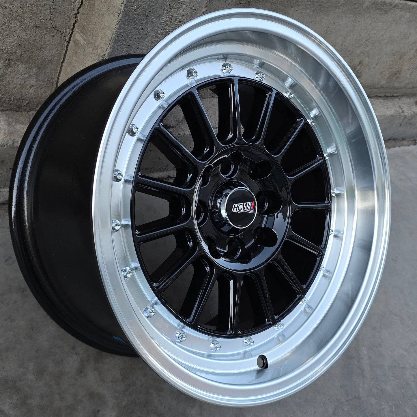 SET DE 4 LLANTAS ALPINA. Aro 15 - 4x100, 4x114. Doble Apernadura. Color Negro Aro Cromado. (15n0668b)