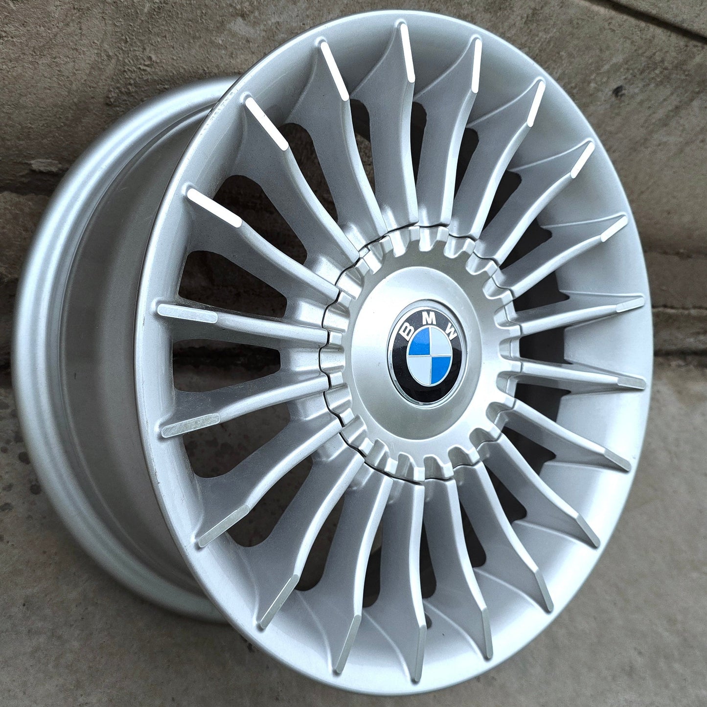 SET DE 4 LLANTAS BMW *. Aro 14 - 4x100, 4x114. Doble Apernadura. Color Plateado. (1028)