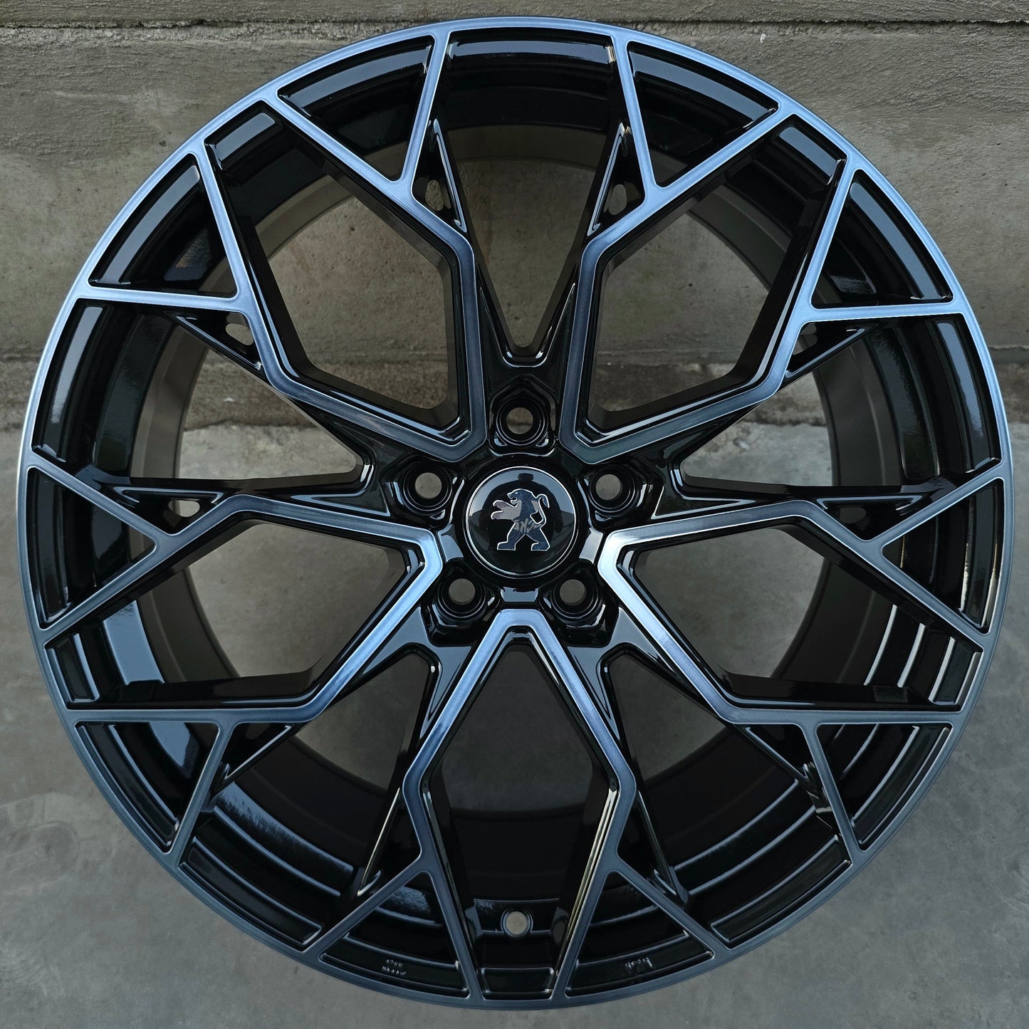 SET DE 4 LLANTAS PEUGEOT *. Aro 18 - 5x108. Color Titanio Fondo Negro. (TAMBURELLO)