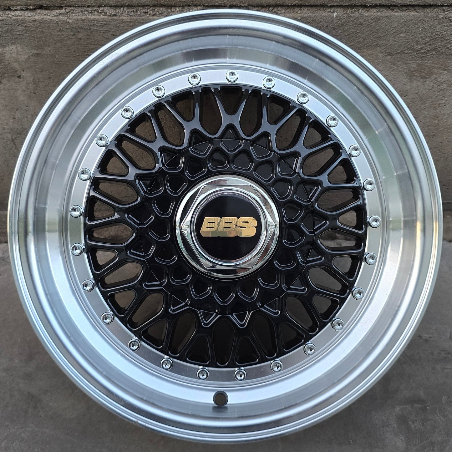 SET DE 4 LLANTAS BBS. Aro 15 - 4x100. Color Negro Aro Cromado.(1028)