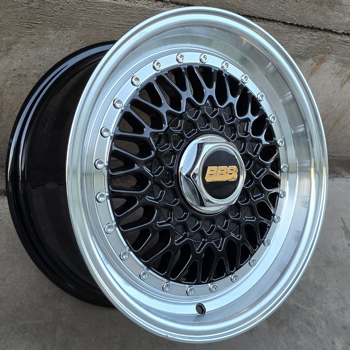 SET DE 4 LLANTAS BBS. Aro 15 - 4x100. Color Negro Aro Cromado.(1028)