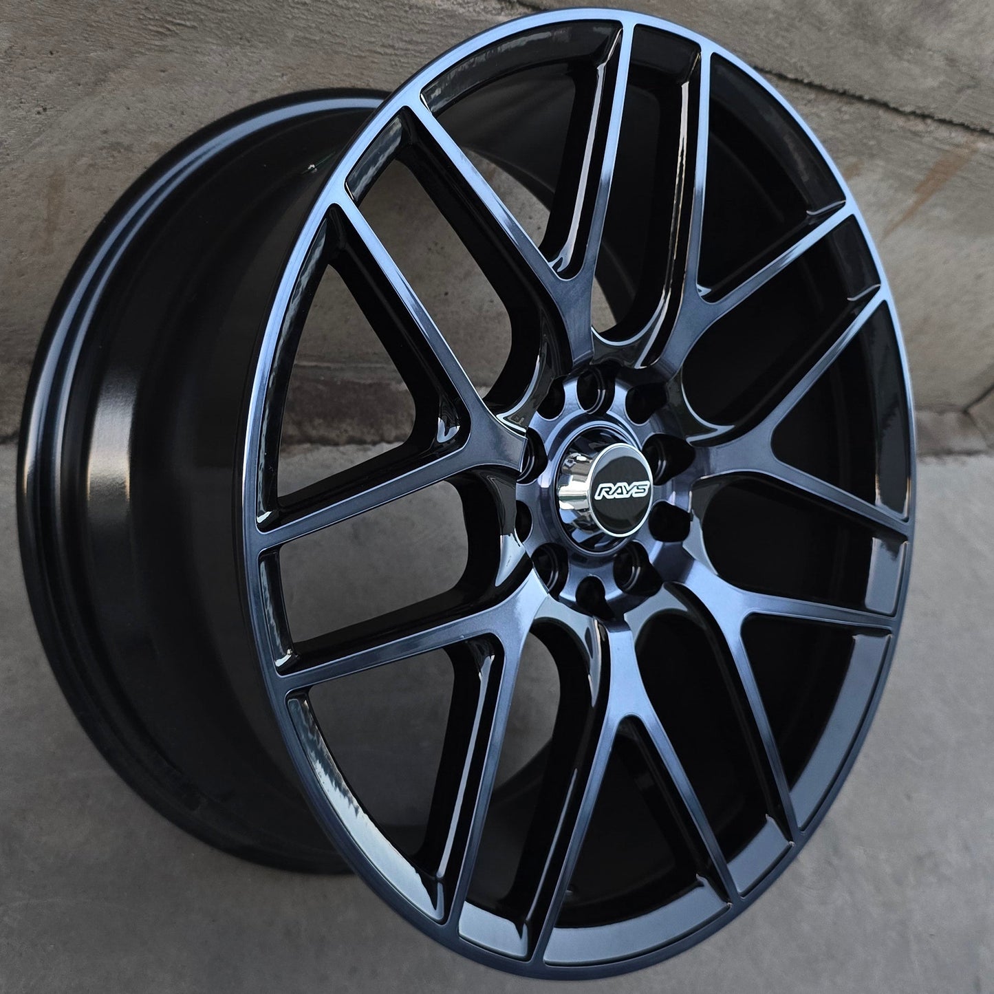 SET DE 4 LLANTAS RAYS Para Chevrolet Cruze, Tracker y otros. Aro 17 - 5x100, 5x114. Doble Apernadura. Color Grafito Aro Cromado. (BBSLM)