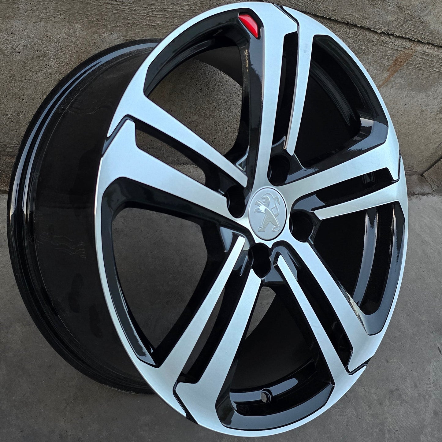 SET DE 4 LLANTAS PEUGEOT. Aro 17 - 4x108. Color Cromado Fondo Negro. (135474)