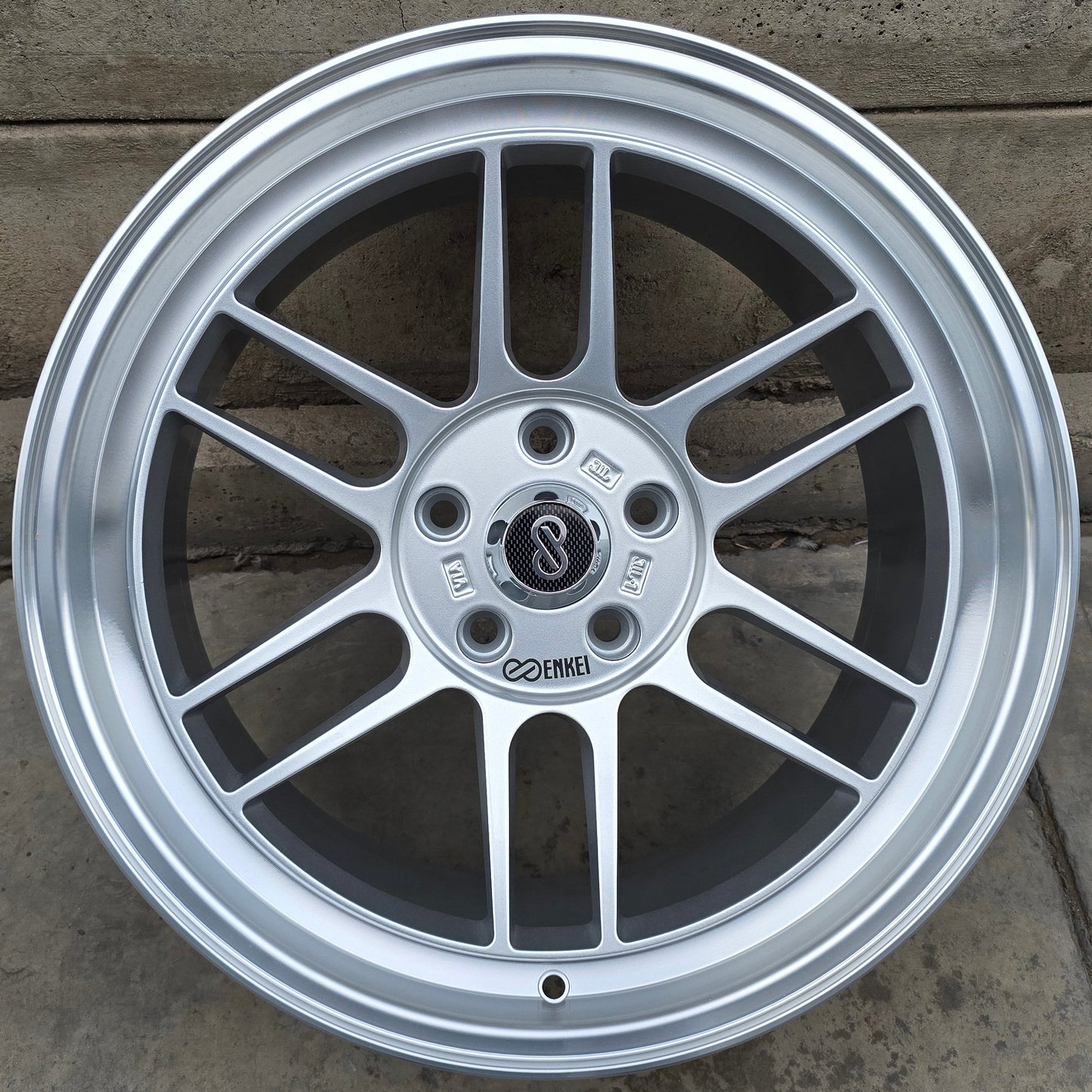 SET DE 4 LLANTAS ENKEI. Aro 18 - 5x114. Color Plateado. (EPFT1)