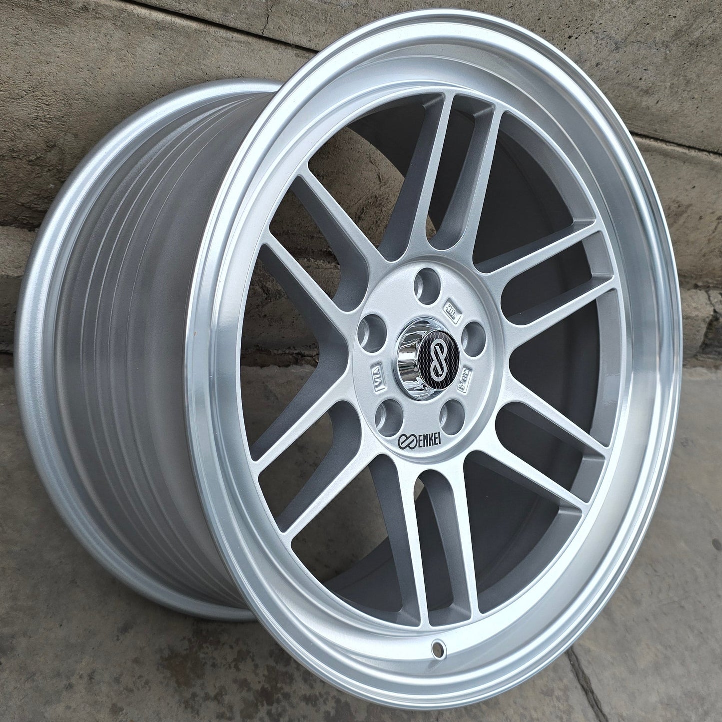SET DE 4 LLANTAS ENKEI. Aro 18 - 5x114. Color Plateado. (EPFT1)