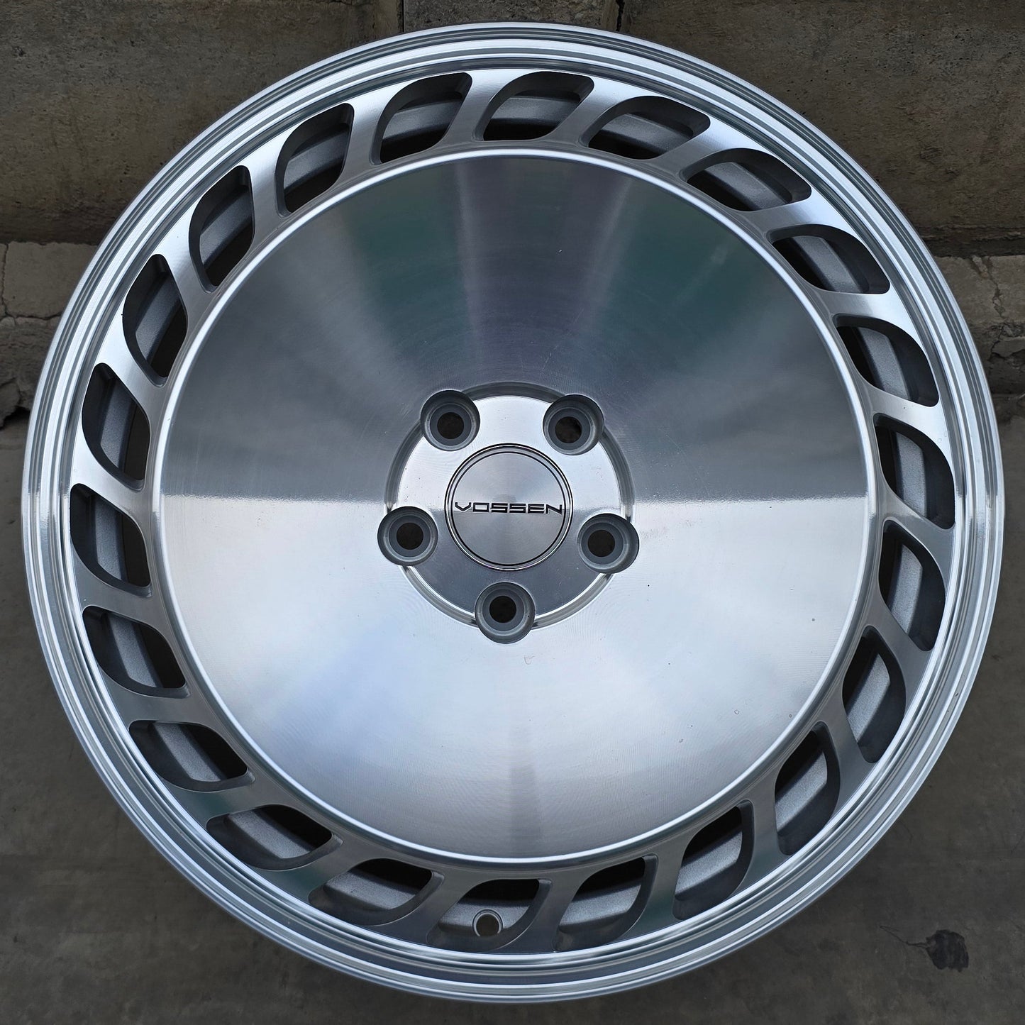 SET DE 4  LLANTAS VOSSEN. Aro 18 - 5x112. Color Plateado. (22)