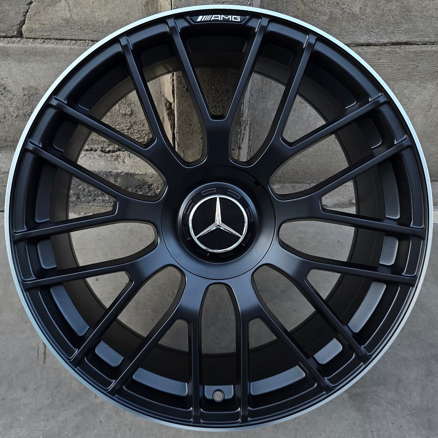 SET DE 4 LLANTAS MERCEDES. Aro 19 - 5x112. Color Negro Linea Cromada. (MBENZ9002)