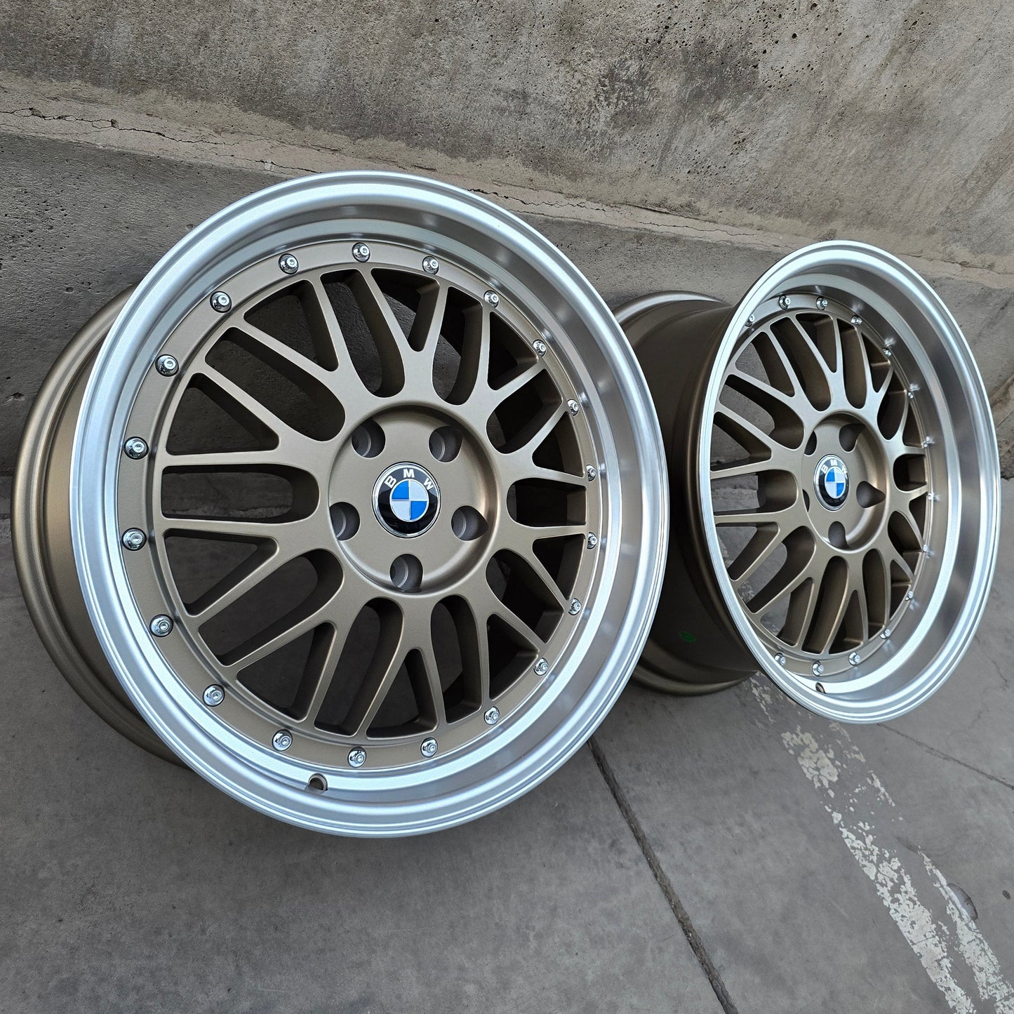 SET DE 4 LLANTAS BMW *. ASIMÉTRICAS. Aro 18 - 5x114. Color Bronce Aro Cromado. (1025)