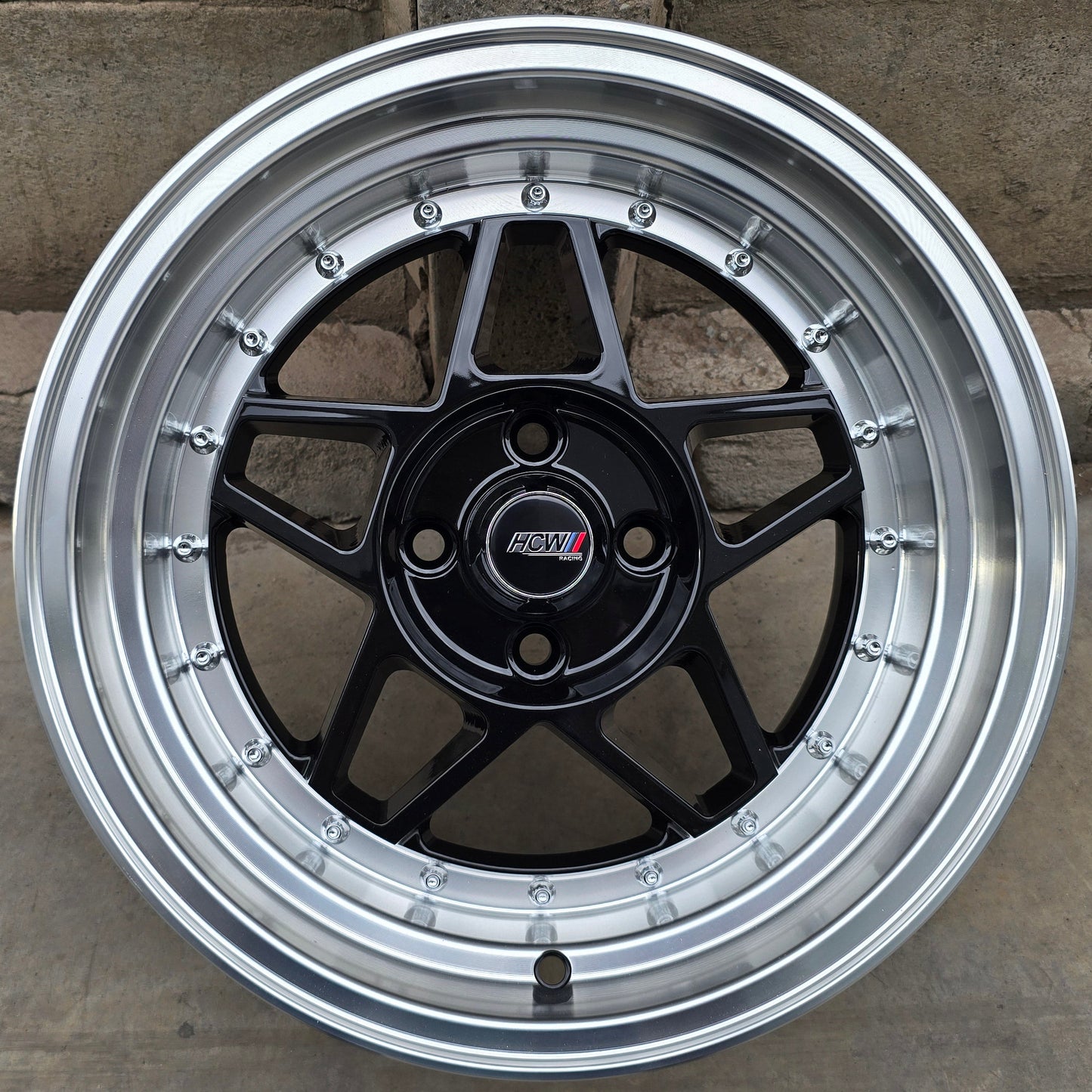 SET DE 4 LLANTAS. Aro 15-4x100. Color Negro Aro Cromado .(15CLG47A).