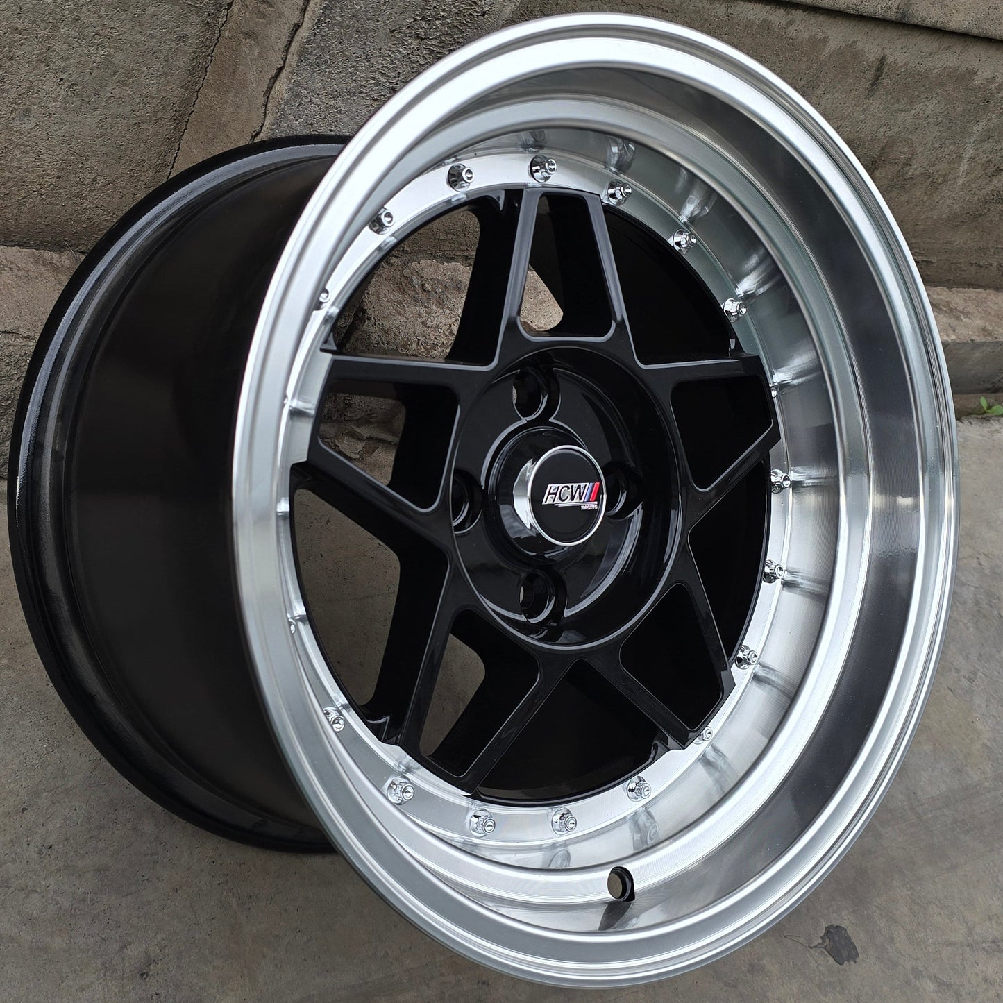 SET DE 4 LLANTAS. Aro 15-4x100. Color Negro Aro Cromado .(15CLG47A).