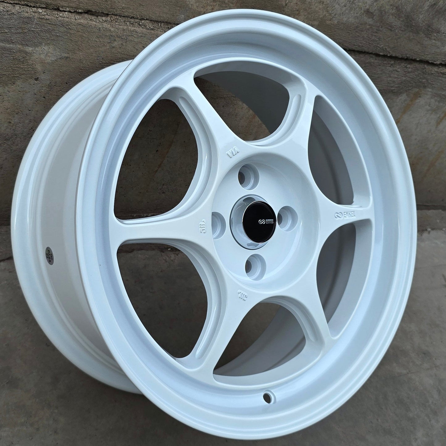 SET DE 4 LLANTAS ENKEI PF06. Aro 15 - 4x100. Color Blanco. (DX137)