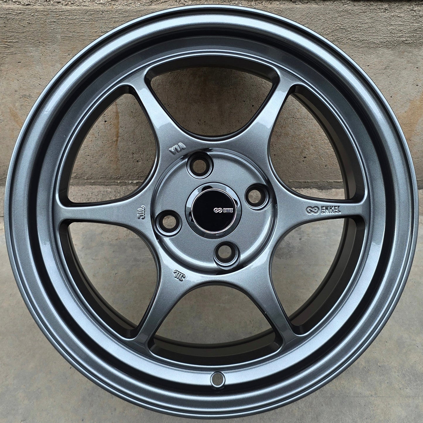 SET DE 4 LLANTAS ENKEI PF06. Aro 15 - 4x100. Color Grafito. (DX137)