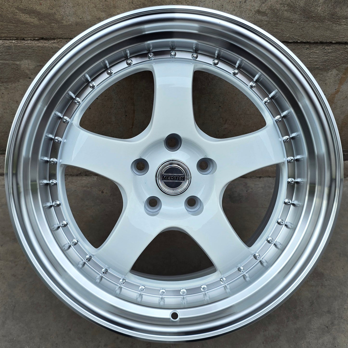 SET DE 4 LLANTAS WORK MEISTER. Aro 18 - 5x114. Color Blanco Aro Cromado. (5039).