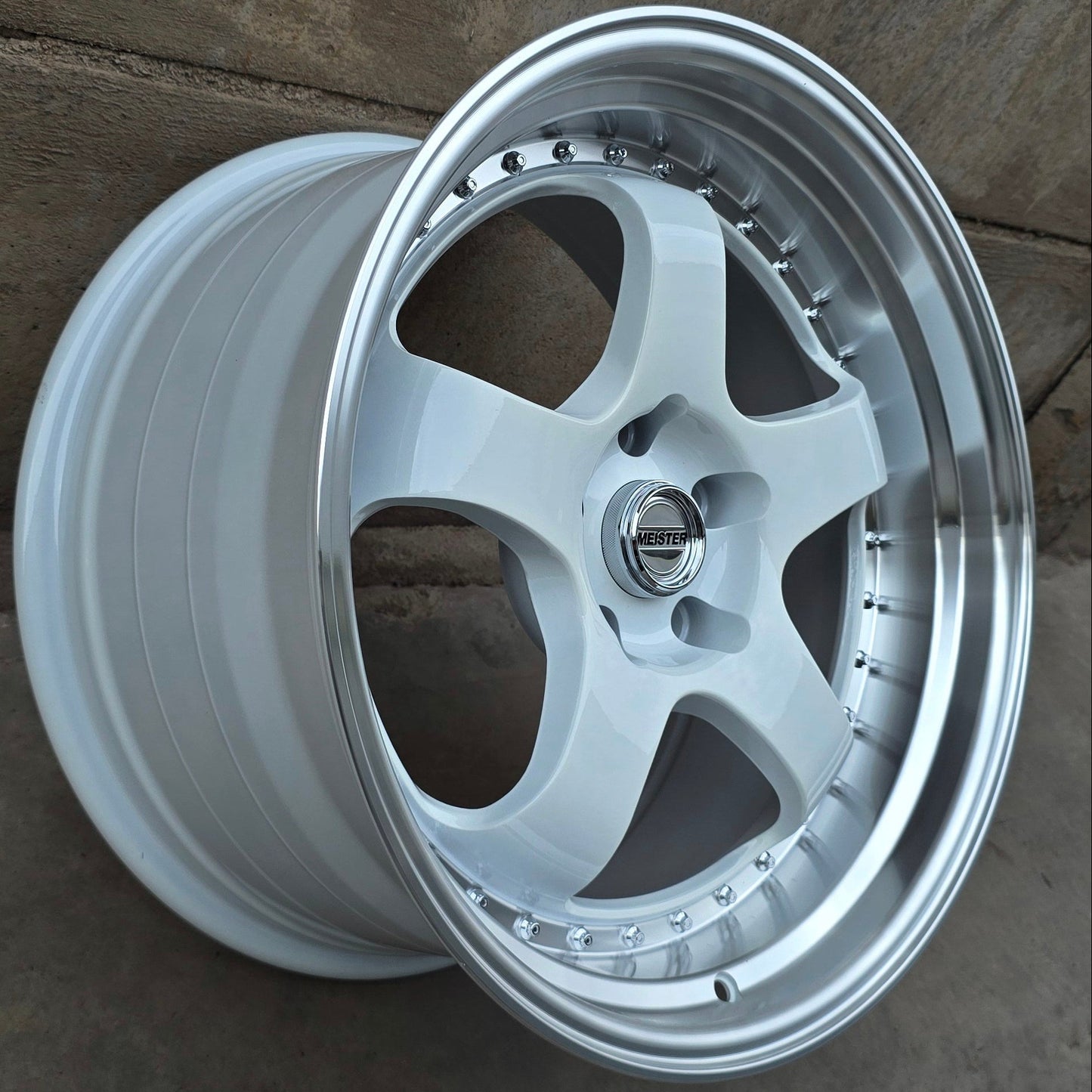 SET DE 4 LLANTAS WORK MEISTER. Aro 18 - 5x114. Color Blanco Aro Cromado. (5039).
