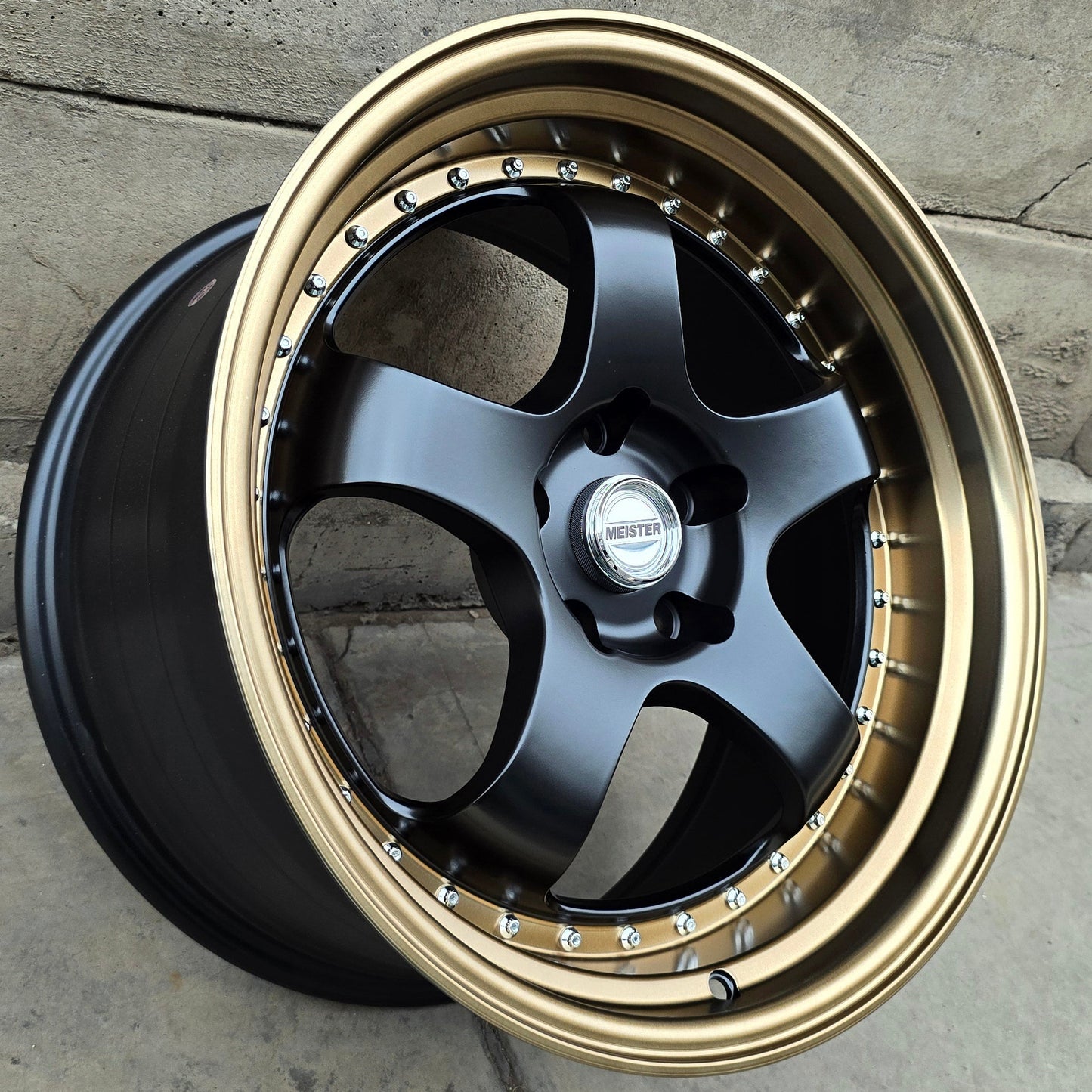 SET DE 4 LLANTAS WORK MEISTER. Aro 18 - 5x114. Color Negro Aro Bronce. (5039).
