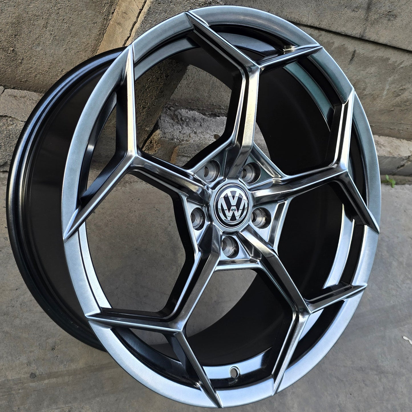 SET DE 4 LLANTAS VOLKSWAGEN * COLOR Grafito Metalizado. Aro 18 - 5x112 (3779)