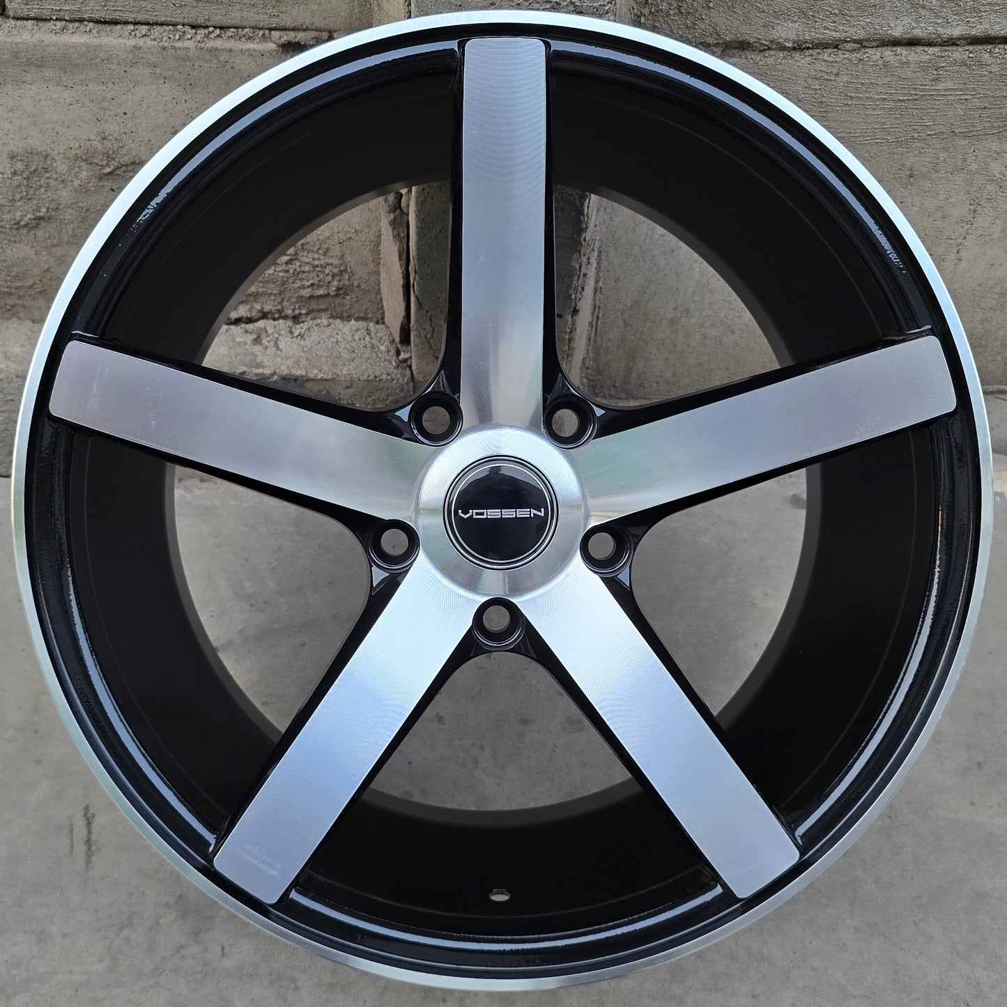 SET DE 4 LLANTAS VOSSEN *. Aro 17 - 5x120. Color Cromado Fondo Negro. (17S5080Z)