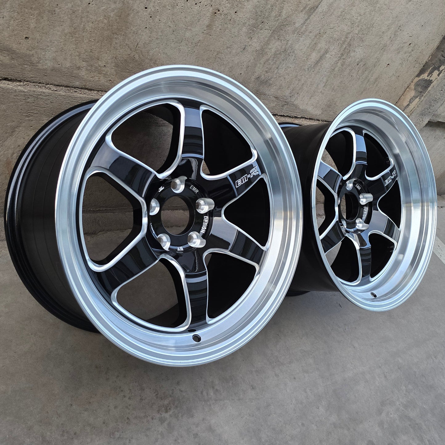 SET DE 4 LLANTAS DRAG RACING. ASIMÉTRICAS. Aro 18 - 5x114. Color Negro Aro Cromado. (W3R)
