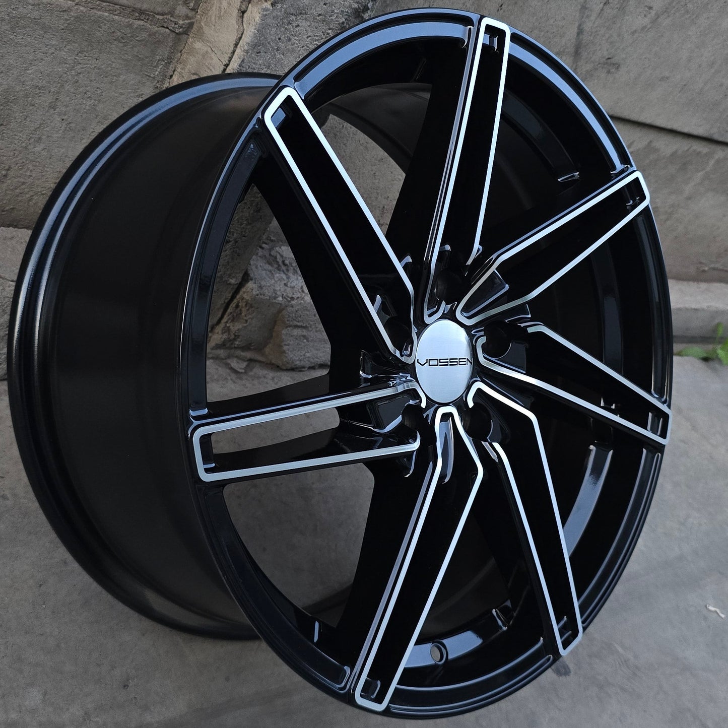 SET DE 4 LLANTAS VOSSEN COLOR Cromado Fondo Negro. Aro 18 - 5x114 (VS88)