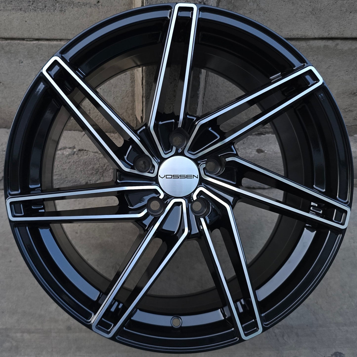 SET DE 4 LLANTAS VOSSEN COLOR Cromado Fondo Negro. Aro 18 - 5x114 (VS88)