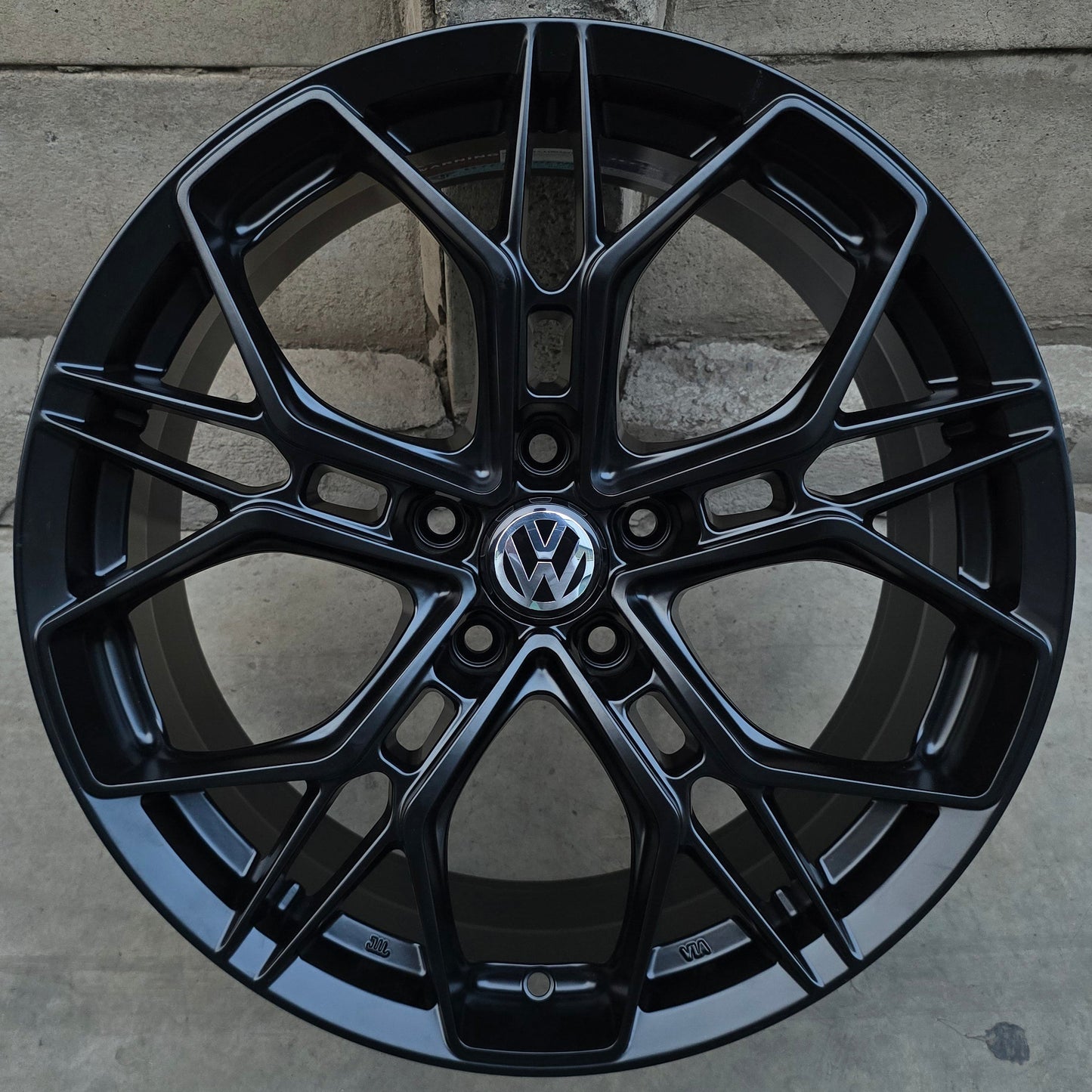 SET DE 4 LLANTAS VOLKSWAGEN *. Aro 18 - 5x112. Color Negro. (TCFP01)