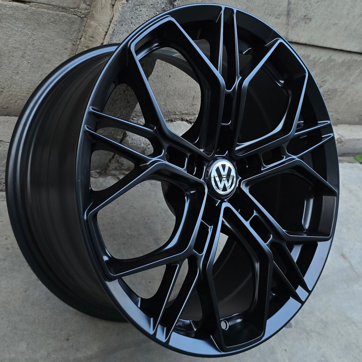SET DE 4 LLANTAS VOLKSWAGEN *. Aro 18 - 5x112. Color Negro. (TCFP01)